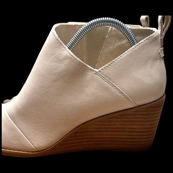 TOMS Marta Women's Size 8.5 Suede Beige Ivory Wedge Bootie Pull On Cut Out Side - Picture 7 of 15